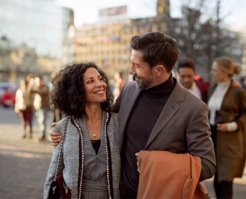 Oticon_Opn_S_Couple_in_City_MG_9304_300dpi_(C)_Oticon-web